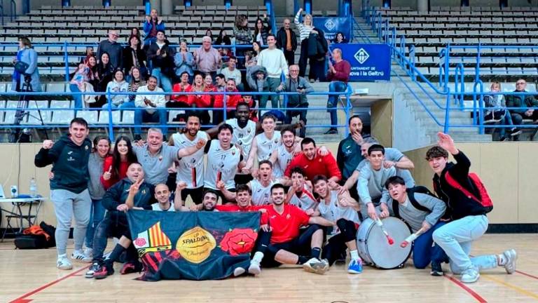 La plantilla del Reus Deportiu Bàsquet celebra el ascenso conseguido a la categoría de Super Copa. foto: cedida