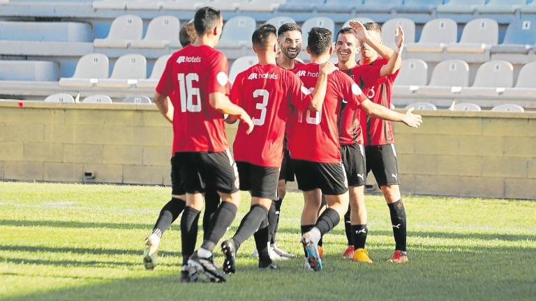 Los jugadores rojinegros celebran un gol en el Estadi. Foto: Alba Mariné