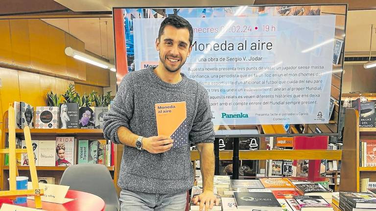 Sergio Vázquez Jodar en la librería La Capona, donde presentó su novela ‘Moneda al aire’. FOTO: Jaume Aparicio