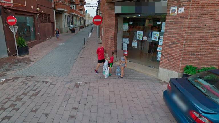 los hechos ocurrían el día 11 en este local comercial de Deltebre. Foto: Google Maps