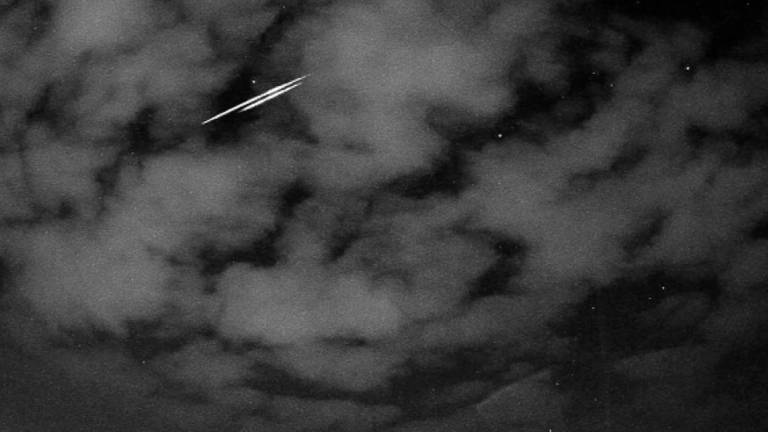 Imagen de archivo de un bólido en el cielo. Foto: EFE