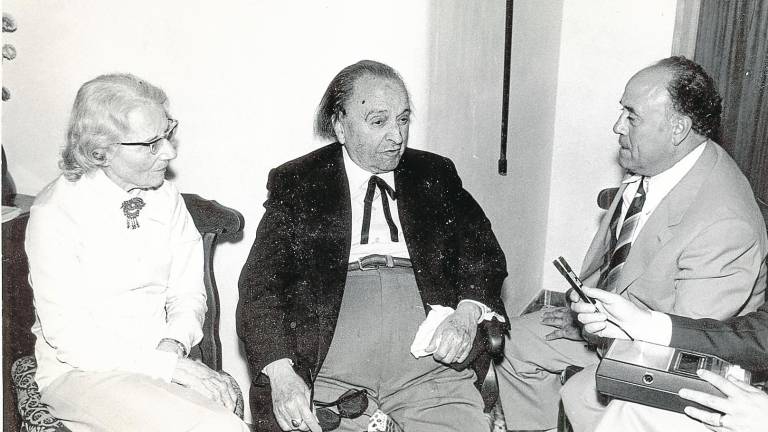 El poeta i polític català Ventura Gassol (al centre de la imatge) entrevistat per Josep Salceda (1978), qui va ser periodista i cronista oficial de la vila de Cambrils. Foto: AMCAM. Fons Josep Salceda