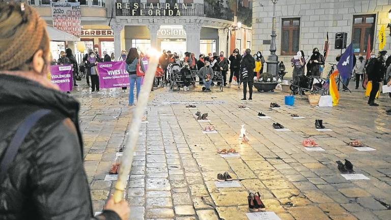 Zapatos para representar a las víctimas, en un acto en el Mercadal, en Reus. Foto: Fabián Acidres