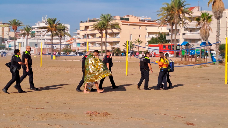 $!El hombre rescatado ya en la playa siendo atendido por el SEM, Policía Local y Mossos d’Esquadra. Foto: Joan Grífols
