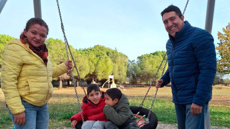La Queralt Guix i el Joan Torres amb els seus dos fills, que pateixen una malaltia minoritària. Foto: cedida