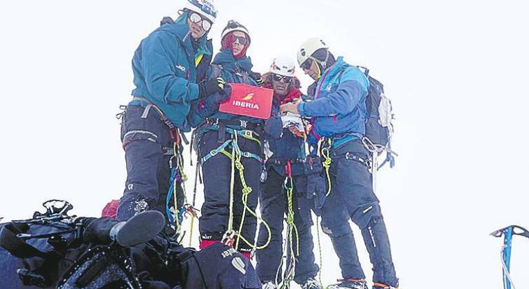 Los alpinistas, en el Nevado Pisco (5.760 m.). Foto: El Pont de Mahoma