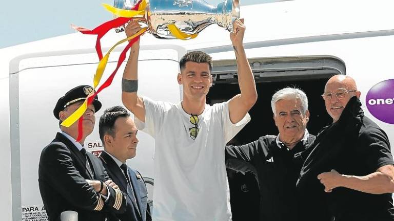 Álvaro Morata, capitán de la selección española, alza la copa de campeón de la Eurocopa tras aterrizar en Madrid . foto: efe