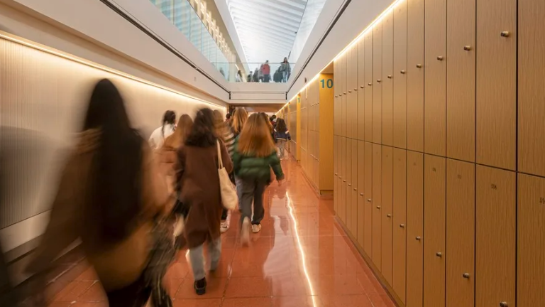 Alumnos en los pasillos de un instituto. Foto: EFE