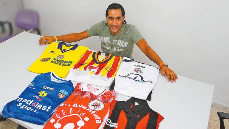 Gerard Escoda con las diferentes camisetas que vistió a lo largo de su carrera. Foto: Diari