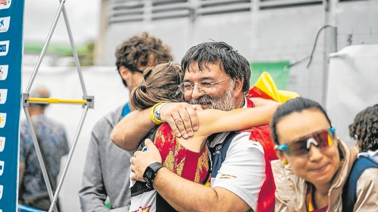 Rafa Flores y Núria Gil se abrazan en una prueba con la selección española. foto: cedida