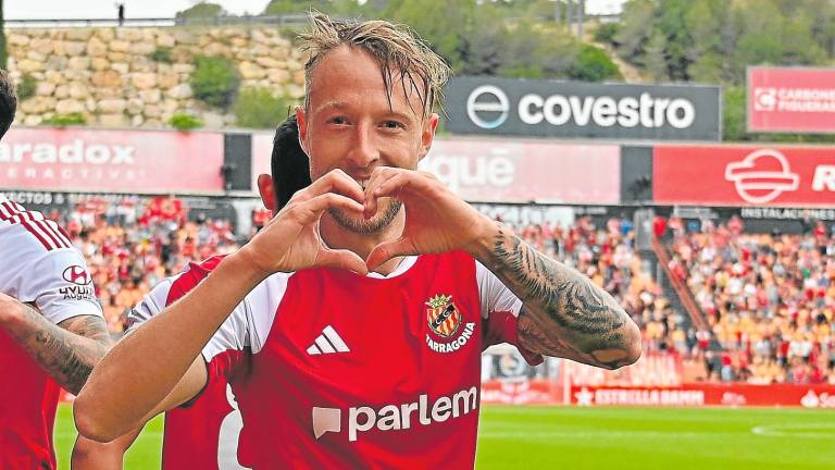 Víctor Narro celebra el gol conseguido frente a Unionistas en el Nou Estadi. foto: alfredo gonzález