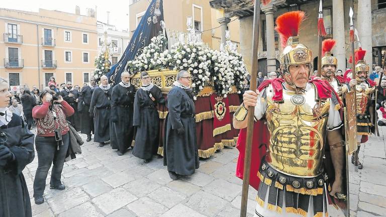 $!Los Armats tras saludar el paso de La Soledat, delante de las puertas de la Catedral de Tarragona. foto: Pere Ferré