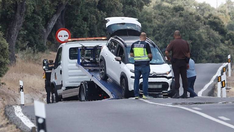 Retirada de un vehículo en las inmediaciones del lugar del homicidio. Foto: EFE/ Rodrigo Jimenez