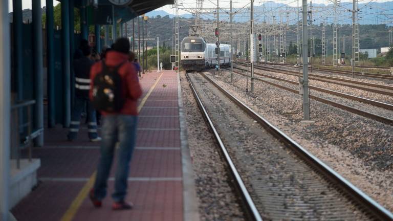 En la estación de L’Aldea-Amposta se encuentra detenido un tren regional. Foto: Joan Revillas/DT