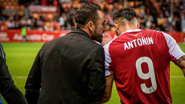 Dani Vidal da instrucciones a Antoñín Cortés antes de entrar al campo. FOTO: nàstic