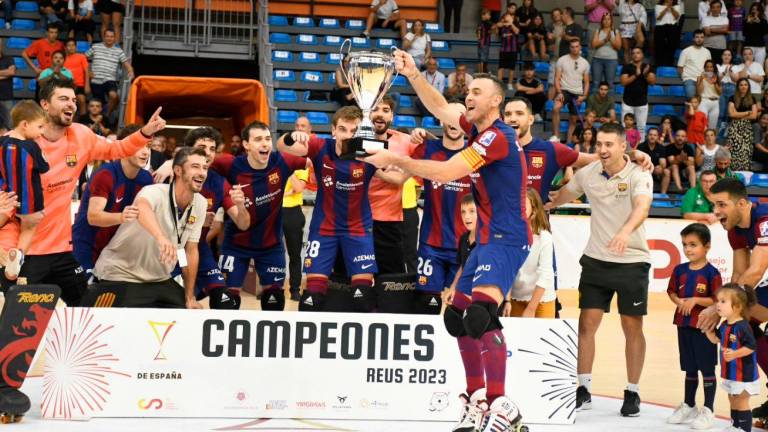 Sergi Panadero levanta la Supercopa en Reus. Foto: Cedida
