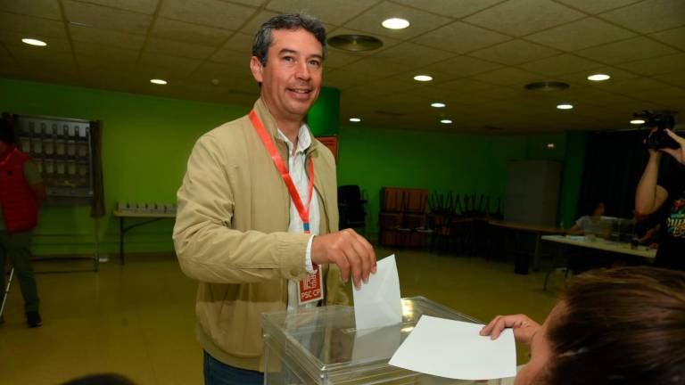 Imagen de Kenneth Martínez mientras depositaba su voto esta mañana. FOTO: Ramon Costa
