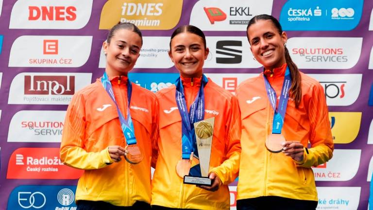 Júlia Suárez, Sofía Santacreu y Claudia Ventura, en lo más alto del podio por equipos. foto: rfea