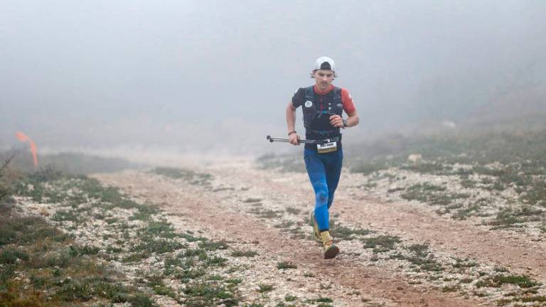El portugués Miguel Arsenio, bajo la niebla, ganó los 100k..