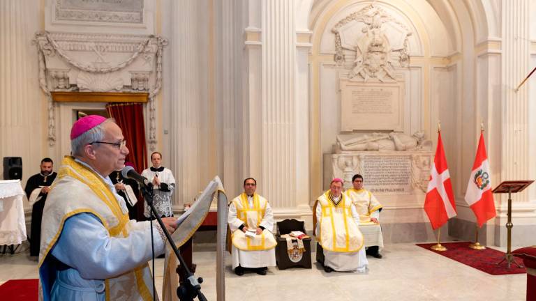 El cardenal Robert Prevost, actual Papa León XIV, durante una misa en Perú. FOTO: EFE