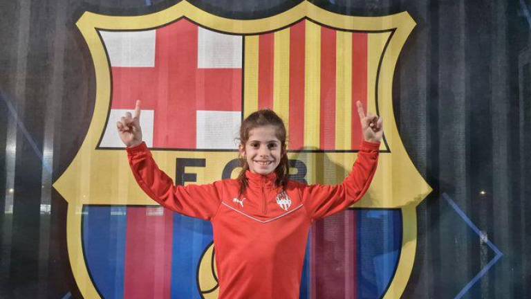 Valentina posa con los dos colores que marcan su prometedora carrera futbolística. Foto: @Reusfem