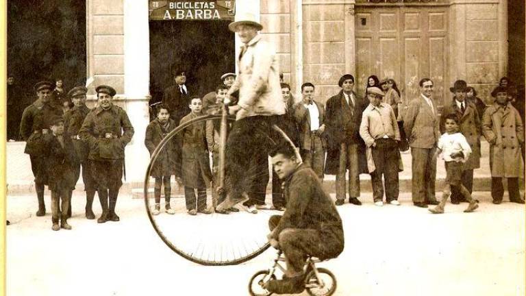 Una fotografia de la botiga de Bicicletes Barba del 1925. Foto: Arxiu Rafael Vidal Ragazzon