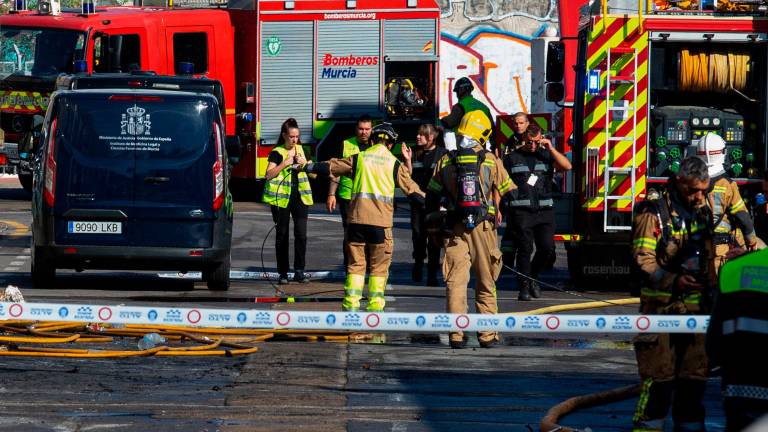 El fuego se inició alrededor de las seis de la mañana en la parte de arriba de la discoteca. Foto: EFE