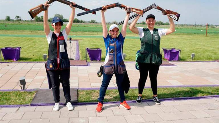 Mar Molné, en el centro, celebra su triunfo en la prueba de trap de la Copa del Mundo de Almaty (Kazajistán). Foto: ISSF