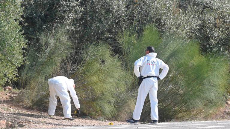 $!La Policía Científica de los Mossos recogiendo evidencias y analizando el lugar. Foto: Joan Revillas