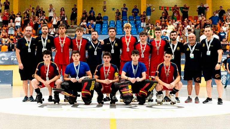 La plantilla sub-17 de España con la medalla de plata. foto: cedida