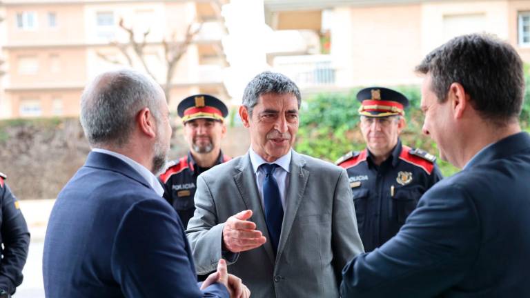Trapero, saludando al alcalde de Cambrils, Oliver Klein, y al exalcalde Alfredo Clúa. Foto: Alba Mariné
