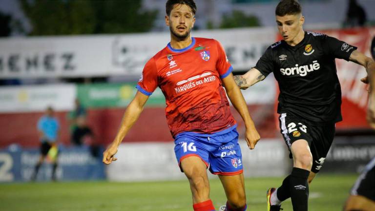 Montes persigue el balón ante un jugador del Calahorra. Foto: Calahorra