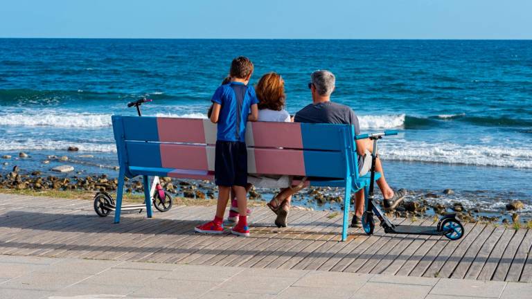 $!Una familia sentada en el paseo marítimo de Cambrils. FOTO: SANTI GARCÍA