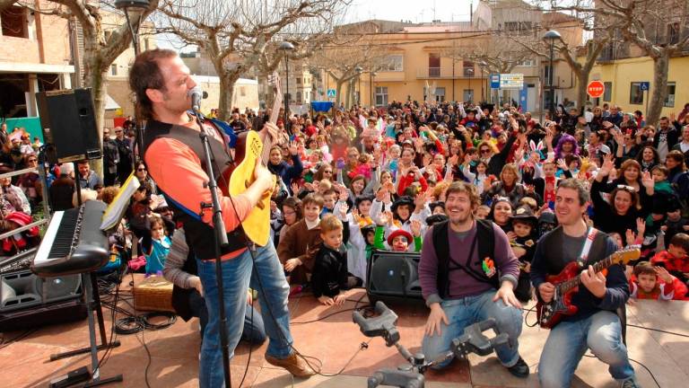 Actuació multitudinària de Jaume Ibars a la plaça de la Mera d’Ulldecona durant la programació de la Xarxa l’any 2017. Foto: Ulldeteatre