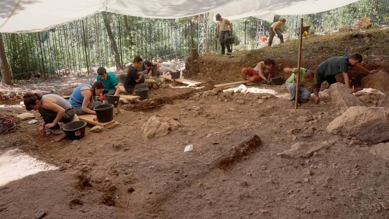 Excavaciones en el yacimiento de la Cova de les Borres. Foto: Sara Navaz (UNAV)