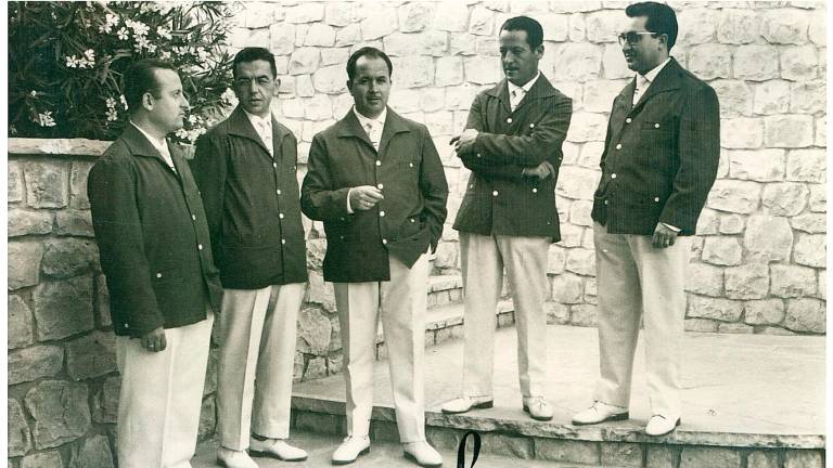 $!Bernardo, en el centro, con la orquesta ‘Lamoga’, que creó en 1958. Actuaba en ‘Les Palmeres’. FOTO: FAMILIA RÍOS HEVIA