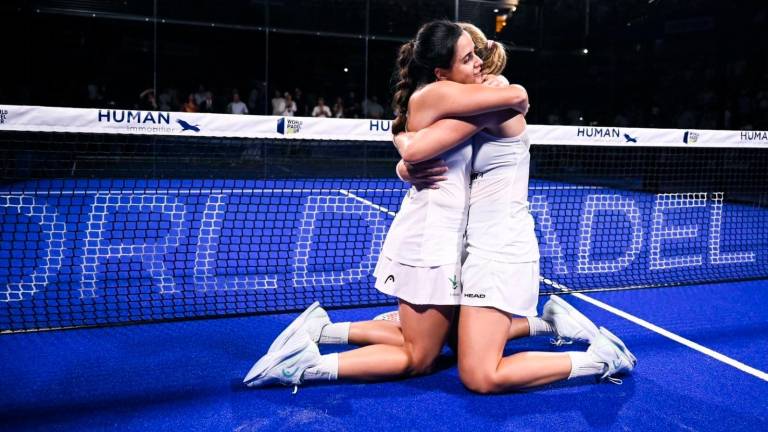 Paula Josemaría y Ari Sánchez, abrazadas nada más acabar la final. Foto: World Padel Tour