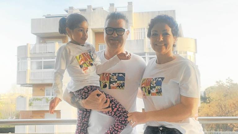 La familia Aguilar-Altès posa con las camisetas especiales para la caminata de hoy . Foto: cedida