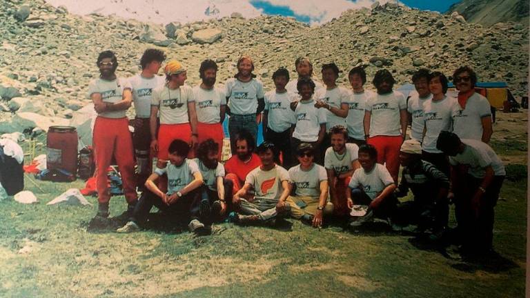 $!Los expedicionarios, en el campo base, tras la conquista del Everest. FOTO: O. Cadiach
