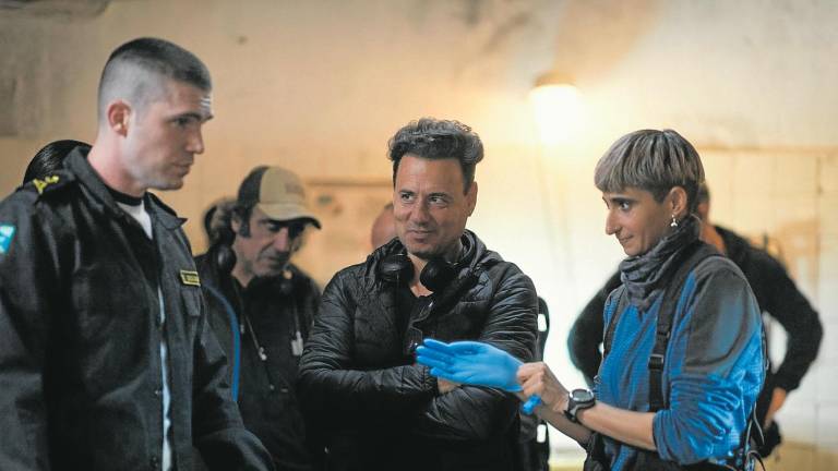 Denis Rovira, en el centro, durante el rodaje de la serie. Foto: Cedida