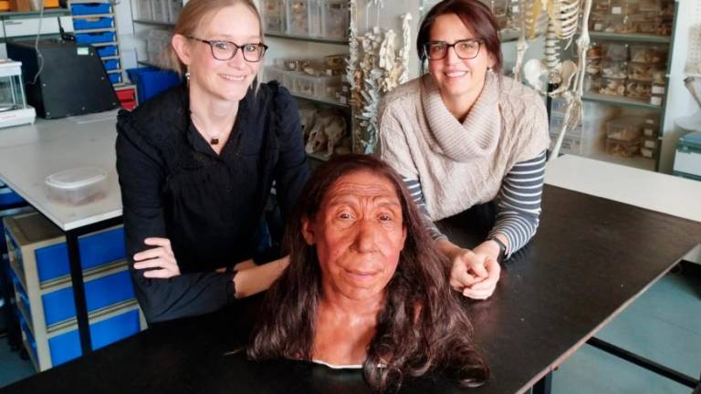 Las doctoras Emma Pomeroy y Lucía López-Polín con la reconstrucción de la mujer neanderthal de 75.000 años. Foto: Dra. Emma Pomeroy-Cambridge University.