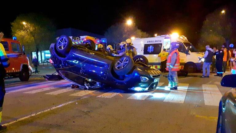 El vehículo volcado en medio de la carretera. Foto: Guàrdia Urbana