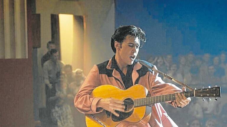 Austin Butler es Elvis Presley, en lo bueno y en lo malo. foto: warner bros.