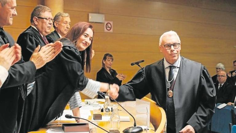 Julio de Parellada agradeció el reconocimiento e instó a los nuevos abogados a actuar siempre «con humildad y honestidad». FOTO:CEDIDA
