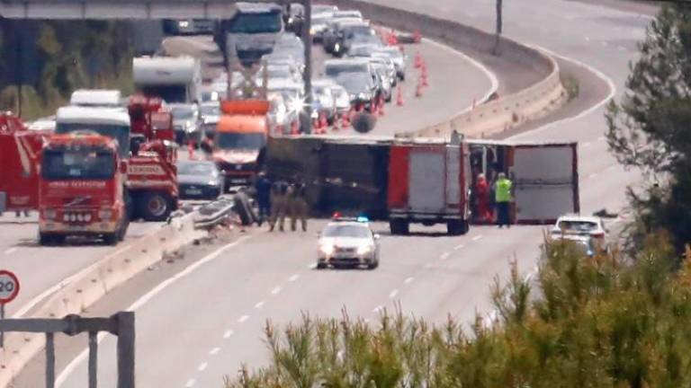 Reabierta la AP-7 en Tarragona tras 5 horas cortada por un camión volcado