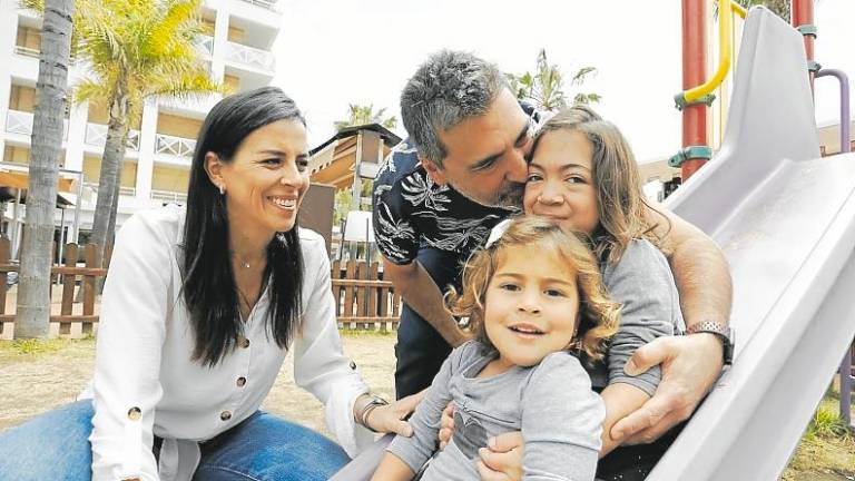Aida Torrents e Ignacio Celoné, junto a sus hijas, Alba y Jana. Foto: P.F.