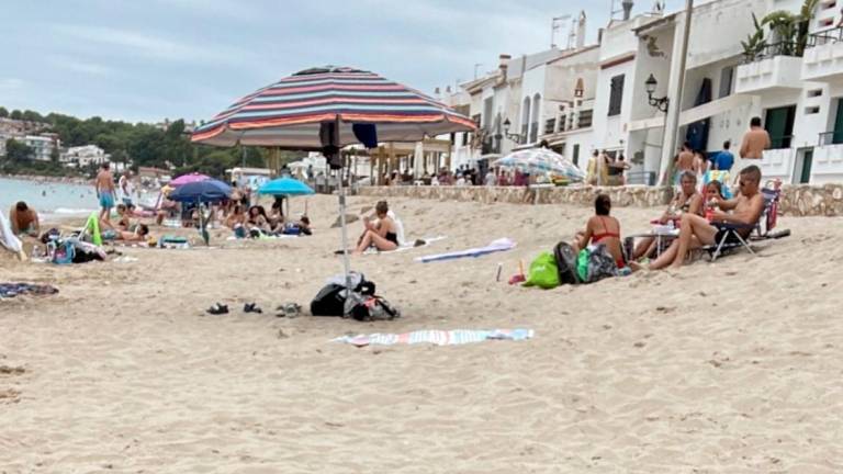 Altafulla pasó todo el verano sin tener prácticamente arena en la playa. foto: Alba Mariné