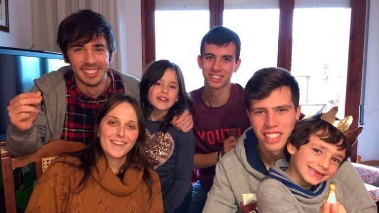Jordi Pros (primero por la izquierda), en una reunión navideña familiar. Foto: DT