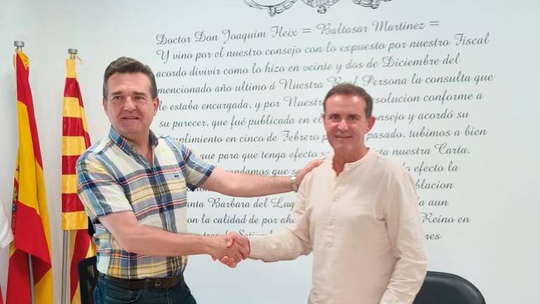 Antonio Ollés (Junts) i Lluís Gimeno (ERC), signant el pacte de govern per als pròxims quatre anys. FOTO: cedida