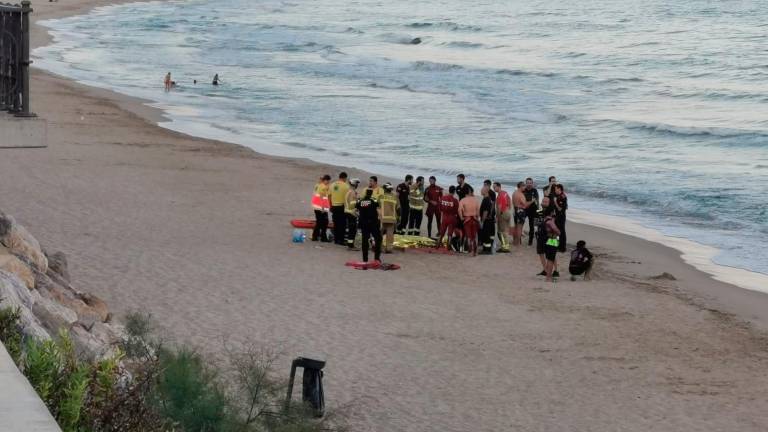 Los servicios de emergencias, en el lugar a donde han llevado al bañista. Foto: Àngel Juanpere